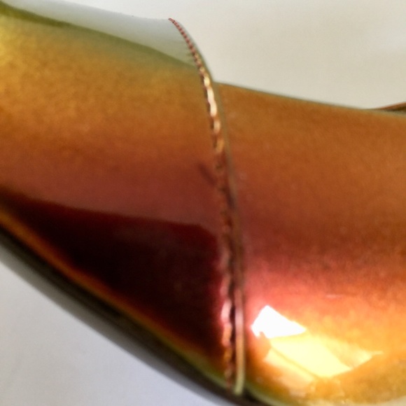 LOUIS VUITTON RUNWAY GOLD/COPPER/GREEN IRIDESCENT PATENT MID-HEEL SANDAL - Picture 16 of 16